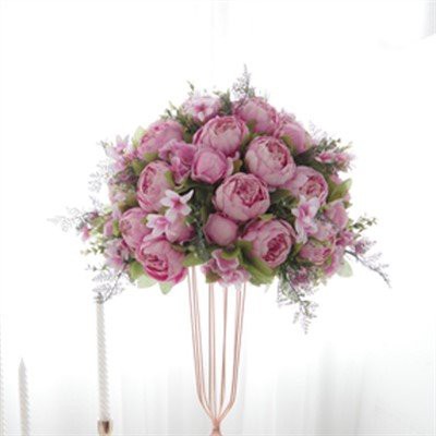 وسط گل صورتی داغ