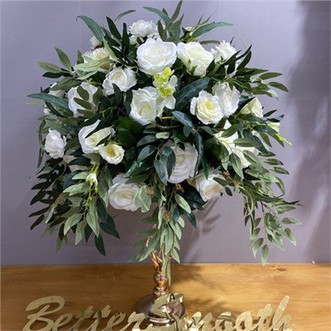 وسط گل های سفید و سبز