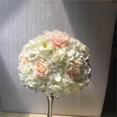 گلدان های سفید و رز صورتی